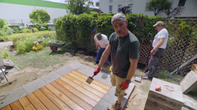 "Polowanie na ogród": patio z łączonych materiałów, w tym z betonowych płyt z odzysku